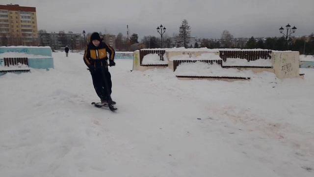 ТРЮКИ на СНОУ СКУТ | ЛЫЖИ на САМОКАТЕ смотреть онлайн
