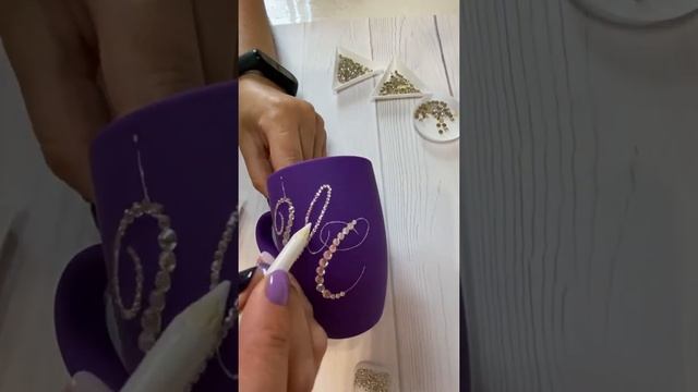 Процесс инкрустации стразами матовой кружка с покрытием софт татч смотреть онлайн