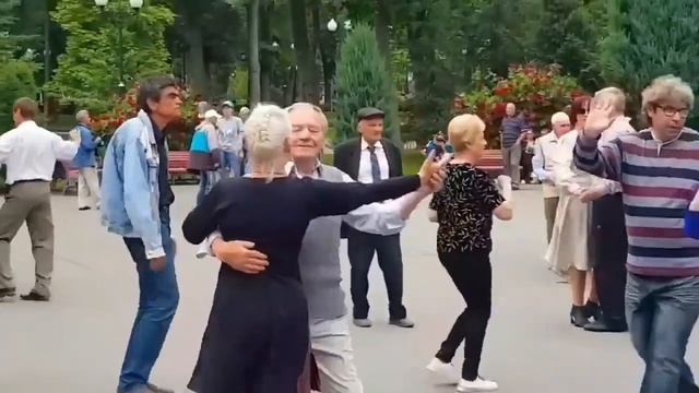 ТВОИ ЗЕЛЕНЫЕ ГЛАЗА ПОЛНЫ ТЕПЛОМ И ДОБРОТОЙ.ТАНЦЫ 2023 ХАРЬКОВ УКРАИНА смотреть онлайн