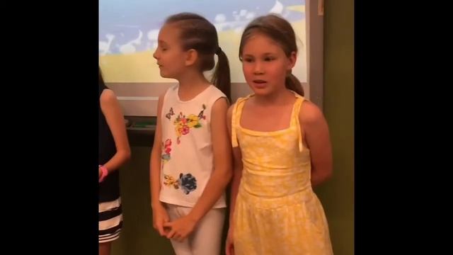 Я рисую море Голубые дали ПОЮТ УЧЕНИКИ РУССКОЙ ШКОЛЫ смотреть онлайн