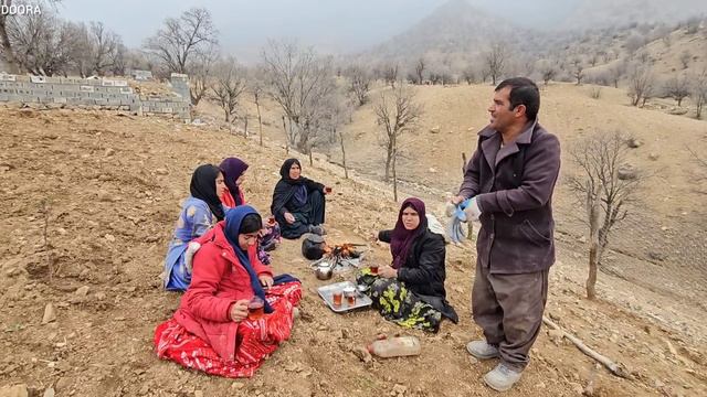 The Grandma's Family Building a Wooden Fence on a Snowy Day смотреть онлайн