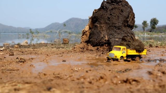 Экскаватор мочит машину в луже смотреть онлайн