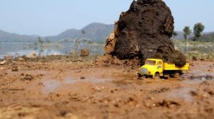 Экскаватор мочит машину в луже