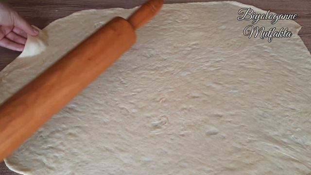 MASAYA KOYMAMLA BİTMESİ BİR OLDU 😍 TÜM ÇÖREK TARİFLERİNİ UNUTTURUR ✔ KAT KAT PATATESLİ ÇÖREK TARİFİ смотреть онлайн