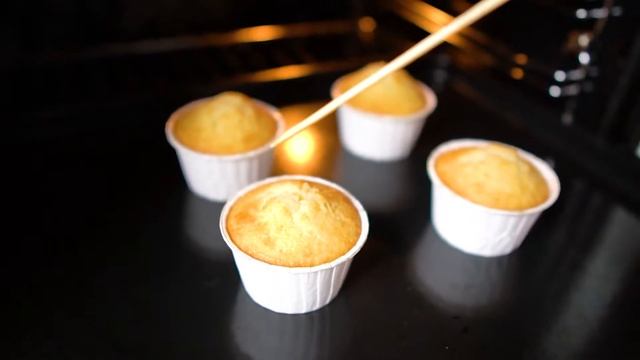 Ванильные капкейки с начинкой ЛИМОННЫЙ КУРД и КРЕМОМ-ЧИЗОМ на сливках | лимонные кексы смотреть онлайн