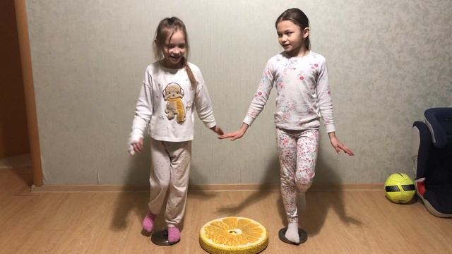 Продолжаем делать полезные упражнения для детей. Смешные сестра не скучают №4. смотреть онлайн