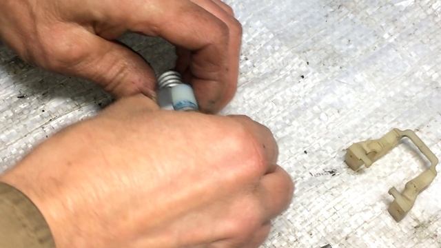 Замена втулок ограничителя раскрытия двери на Рено Лагуна 2 смотреть онлайн