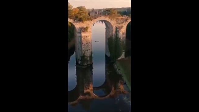 Замок Ментенон на фоне разрушенного акведука смотреть онлайн