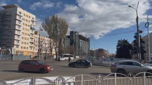 Строительство нового дома с часами, проспект Ленина, центр. Мариуполь смотреть онлайн