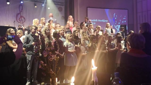 Stathelle Musikkorps, Stine Hole Ulla , Didrik Solli-Tangen. Heal the World смотреть онлайн
