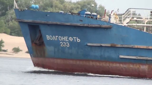 7 июля 2014 я на пляже на Волге, по Волге идёт баржа. смотреть онлайн