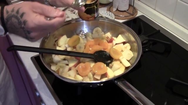 =Сергей Симонов унижает своим ДЕСЕРТОМ Толяна на розовой кухне= смотреть онлайн