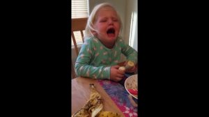 3 летняя девочка плачет из-за того что не может починить сломанный банан IL Vocodex Test