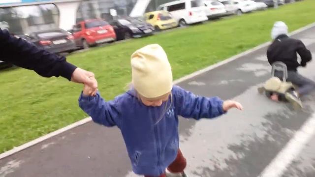 Катаемся на роликовых коньках и кидаем камушки .. смотреть онлайн