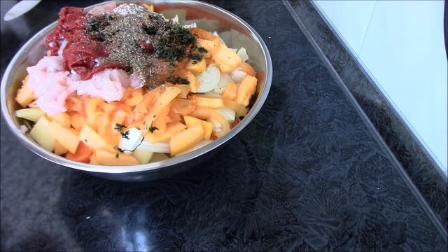 Вкуснейшее овощное рагу с мясом из духовки в рукаве и без всякой возни. смотреть онлайн