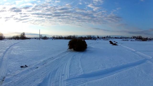 На мотобуксировщике мужик с толкачем. зА СЕНОМ смотреть онлайн