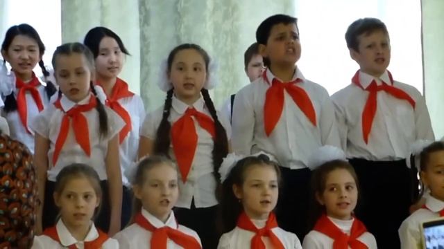 «С песни горна начинается рассвет». Отрывок. Исполняет хор начальных классов НСМШ. 2019год смотреть онлайн