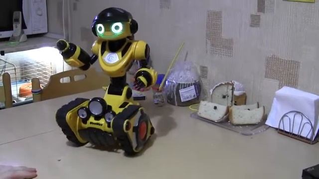 Робот управляемый WowWee RoboRover смотреть онлайн