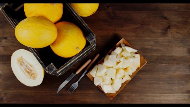 Pepino melon in a box with sliced melon on a plate смотреть онлайн
