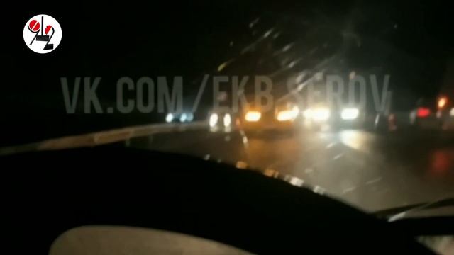 Лесовоз рассыпал брёвна и замял "четырку" смотреть онлайн