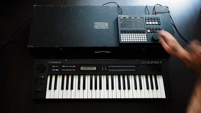 Polyend Tracker and Roland Alpha Juno 1 смотреть онлайн