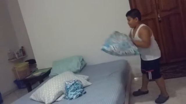 Fixing The Pillows Magic Trick. смотреть онлайн