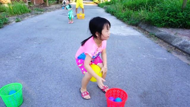 Kids Team Building Game with Balloons Kids Play Balloon Transfer Games ✿ Songs for Kids смотреть онлайн