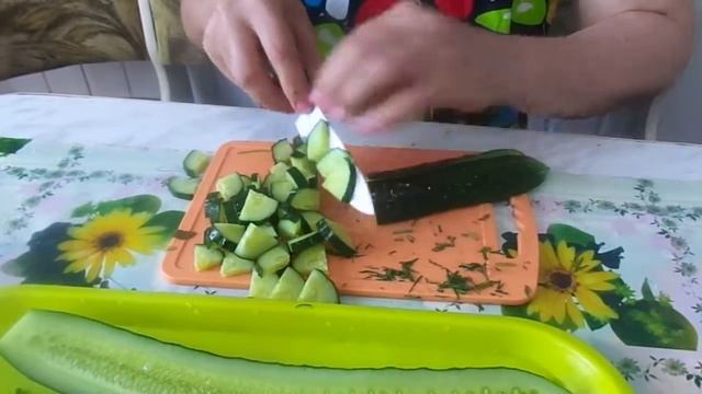 Приготовление салата на зиму без соли и масла из свежих огурцов, сладкого перца и зелени. смотреть онлайн