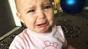 Типа плачет малышка Алиса. Ребёнок плачет. Маленькая актриса