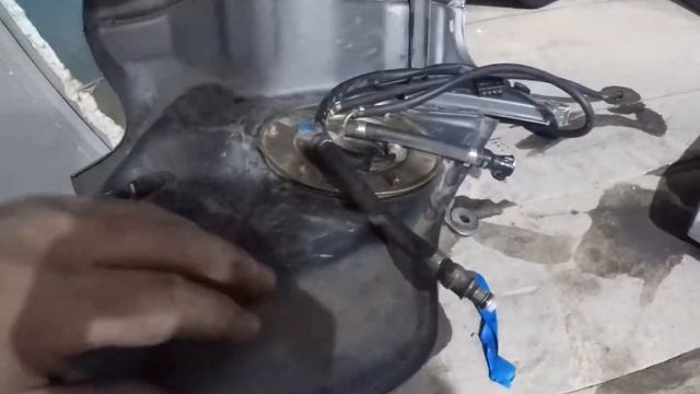 Ремон датчика уровня топлива BMW R 1150 GS смотреть онлайн