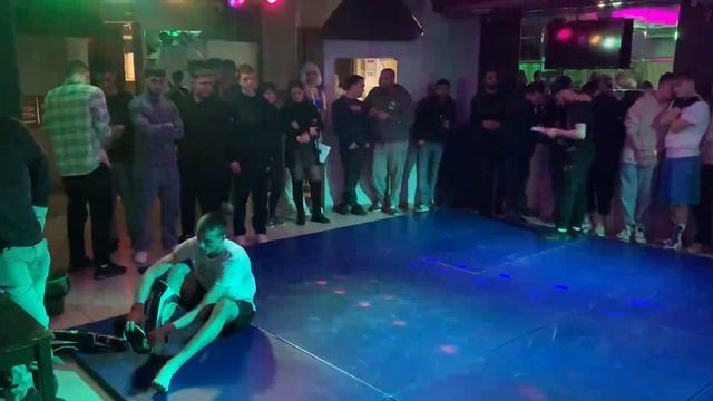 МОЙ ВЫХОД НА БОЙ ПО КИКБОКСИНГУ В БАРЕ "МАНДАРИН". смотреть онлайн