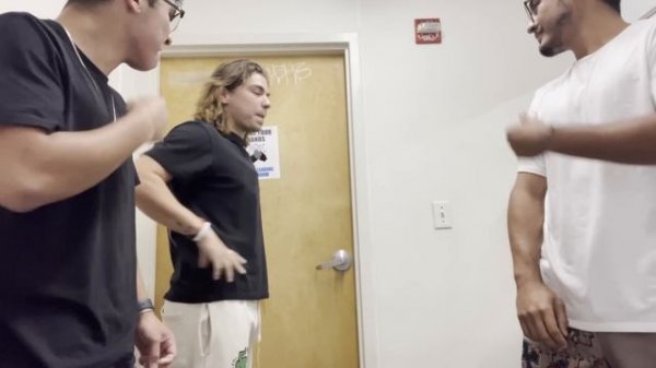 Viscously Screaming In Public Restrooms!