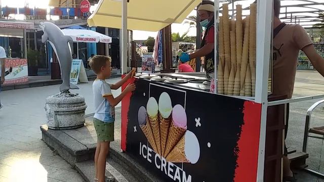 Захар покупает мороженое. Батуми. Грузия смотреть онлайн