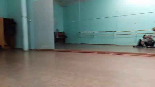 Делаю маховое боком (колесо без рук) смотреть онлайн