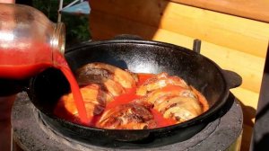 Свиная рулька в томатном соке.