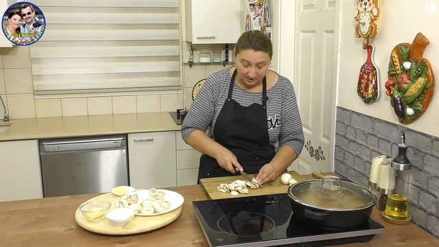 Это нечто!!! КУРИЦА НА СКОВОРОДКЕ В ГРИБНОМ СОУСЕ. Просто, но чертовски вкусно. смотреть онлайн