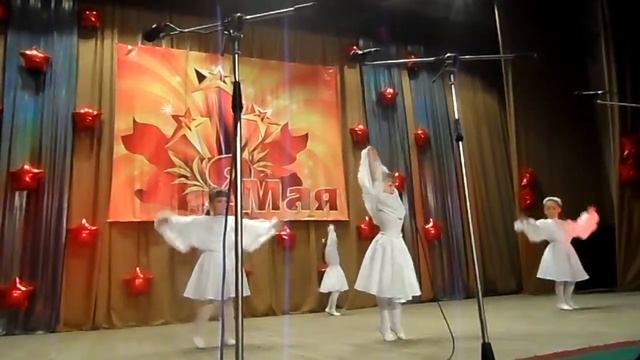Маленькие куколки из группы Медвежата- танец Журавли смотреть онлайн