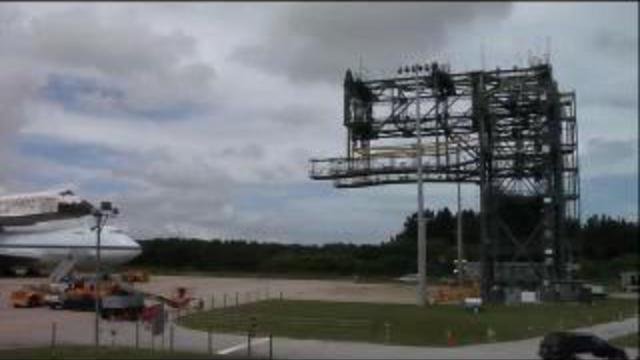 Рабочие кадры установки челнока многоразового использования. смотреть онлайн