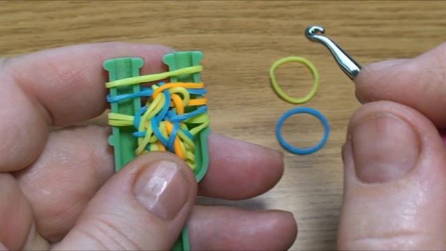 Браслет LARISSA из резинок на рогатке смотреть онлайн