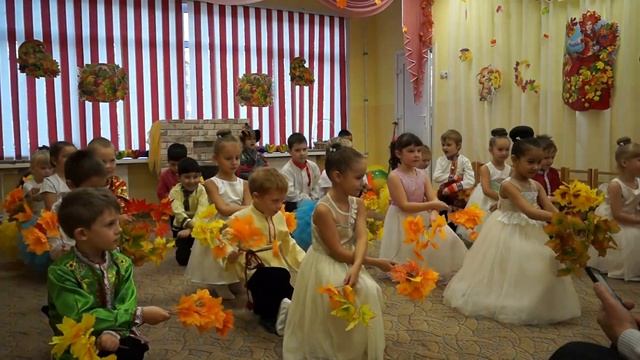 Осенний танец вход с листьями #осеньвдетскомсаду #детскийтанец #осень смотреть онлайн
