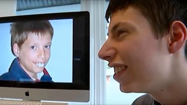 Из за его зубов, OДHOKЛACCHИКИ смеялись над ним! Годы спустя, он удивил всех! смотреть онлайн