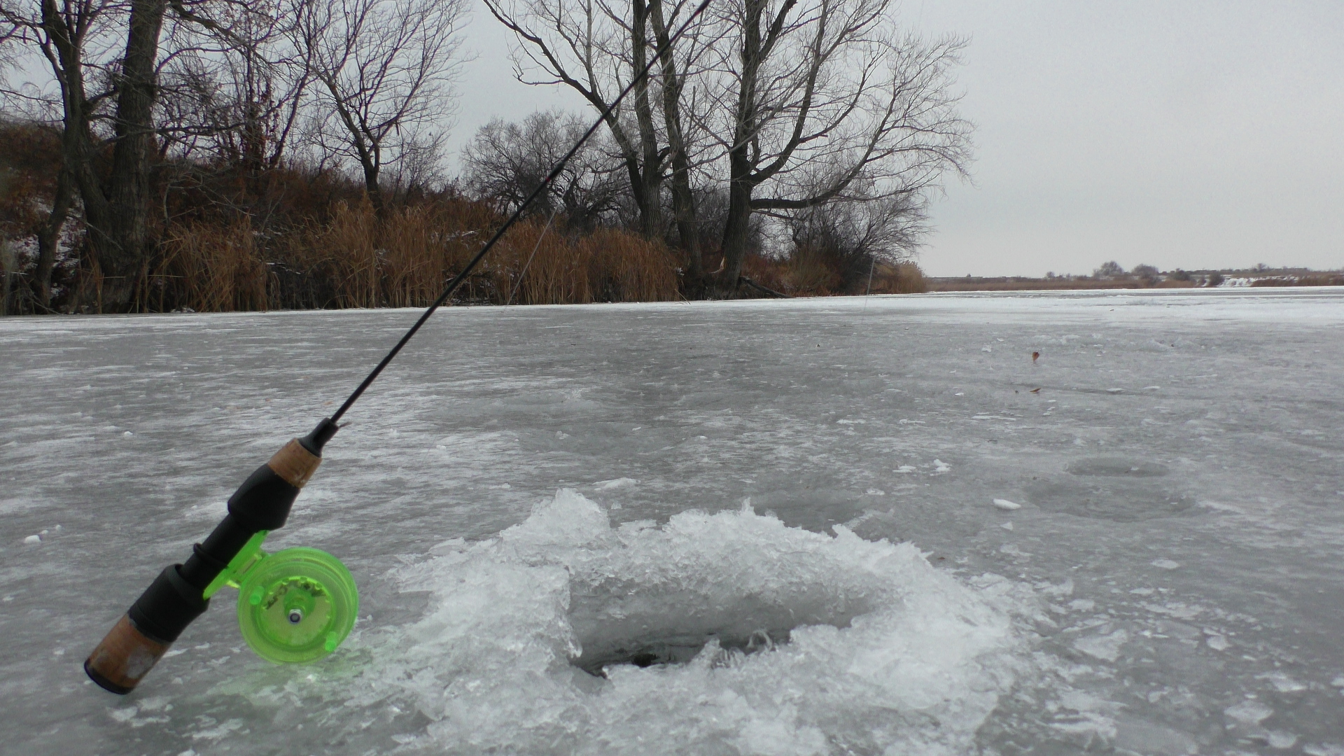 Только опустил блесну и сразу удар. Зимняя рыбалка смотреть онлайн