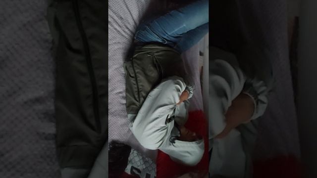 Засунулу МАЙСКОГО ЖУКА в трусы. смотреть онлайн