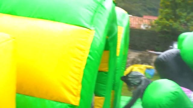 100 BOTONES MISTERIOSOS SOLO 1 PARA ESCAPAR DEL INFLABLE MÁS GRANDE DEL MUNDO !! смотреть онлайн