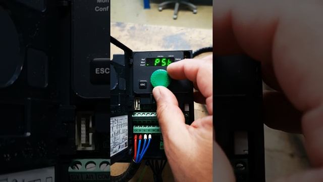 Variador Schneider ATV320 - Referencia de velocidad con Rueda del panel. смотреть онлайн