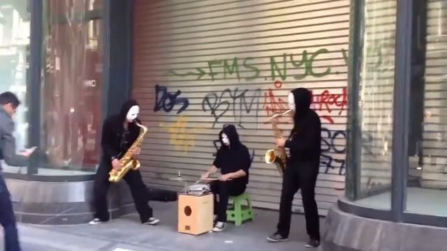 Порвали улицу своей игрой ►Трио на саксофонах Street musicians уличные музыканты смотреть онлайн