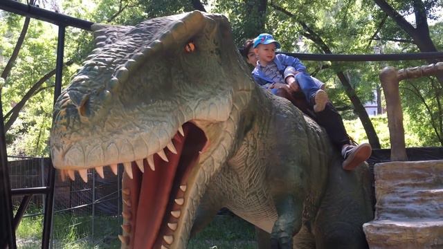 Иван Денисович в парке с огромными динозаврами смотреть онлайн