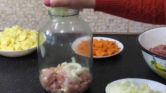 ЗАПЕЧЕННОЕ В БАНКЕ МЯСО С ОВОЩАМИ. старый забытый рецепт. смотреть онлайн