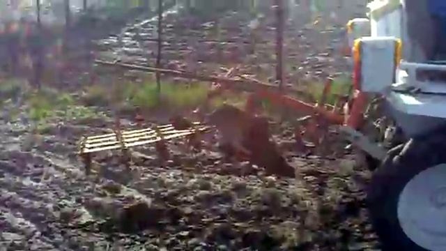 минитрактор ХТЗ Т-012 с однокорпусным плугом смотреть онлайн