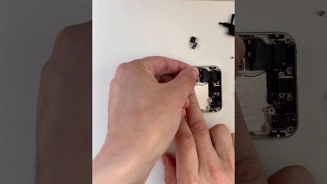 IPhone 5s замена шлейфа зарядки, нижнего динамика.mp4
